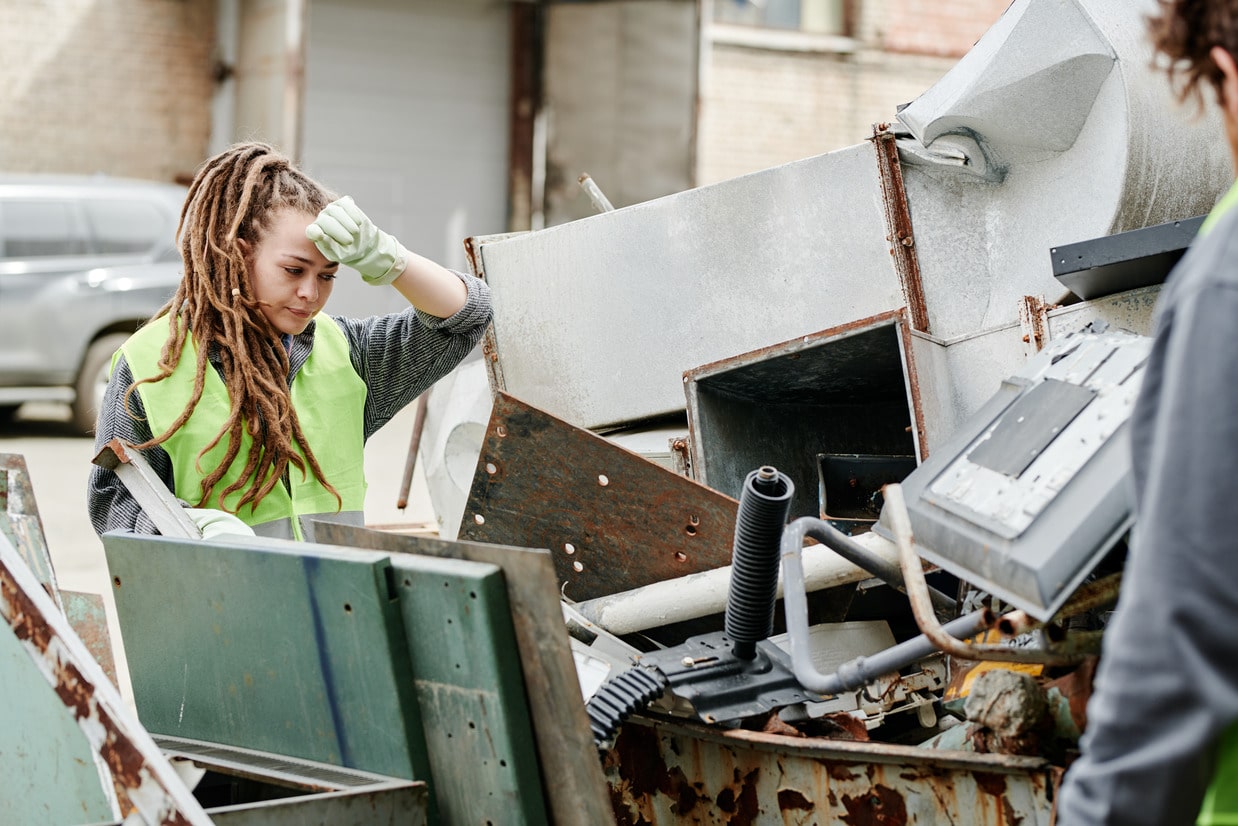 Read more about the article Differentiating Between Rubbish Removal and Junk Hauling